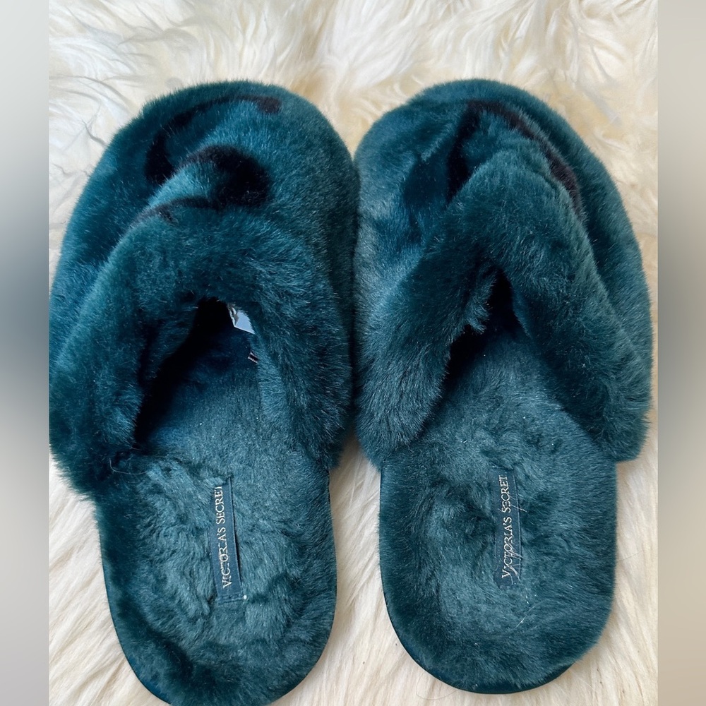 VICTORIA'S SECRET SOFT PLUSH CLOSED TOE GREEN VS LOGO SLIPPERS S…